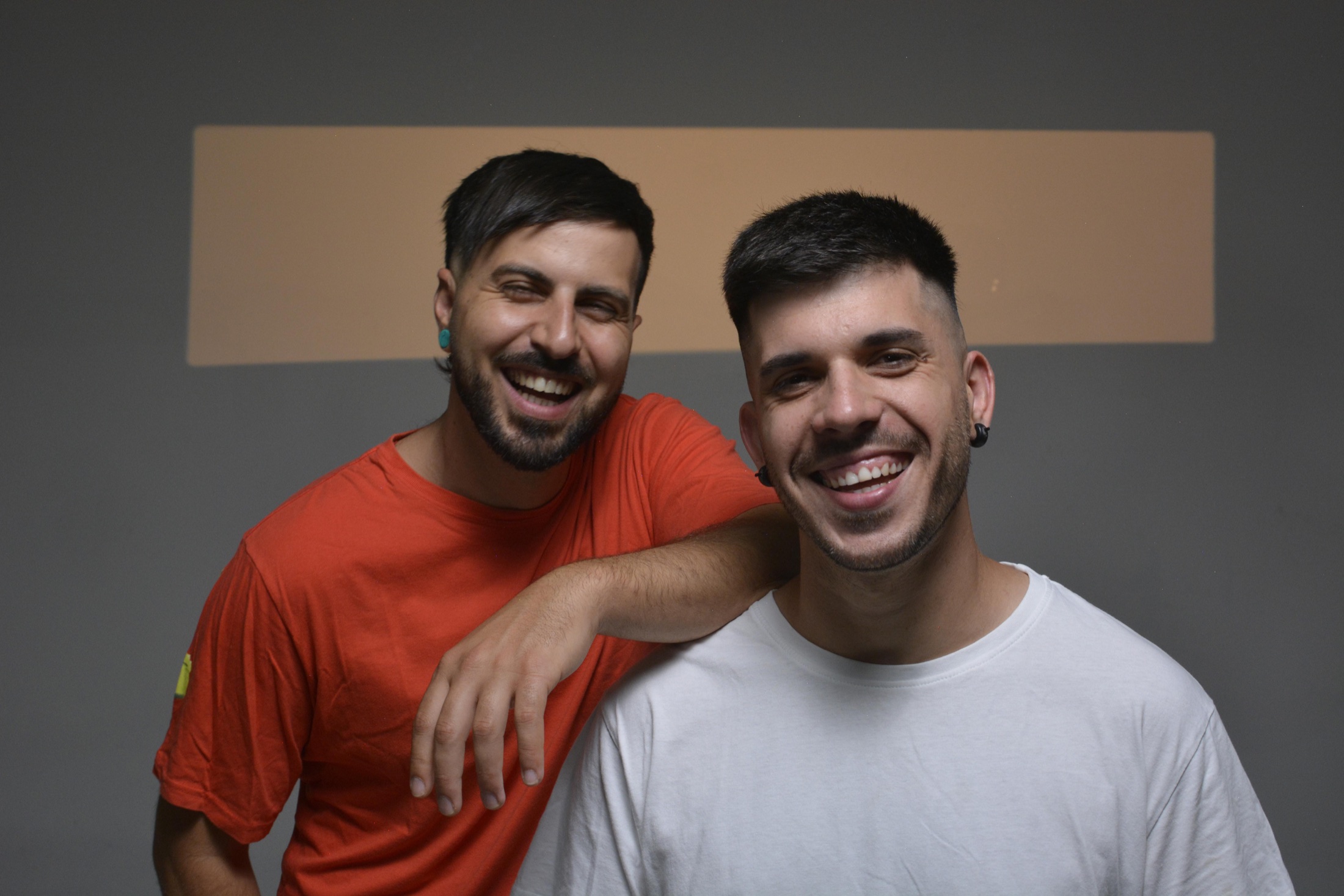 Axel y El Mago sonriendo durante la sesión oficial de AX13